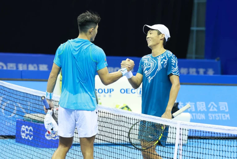 海碩盃8強上演台灣內戰，曾俊欣(右)技高一籌獲勝。海碩遫整合行銷提供