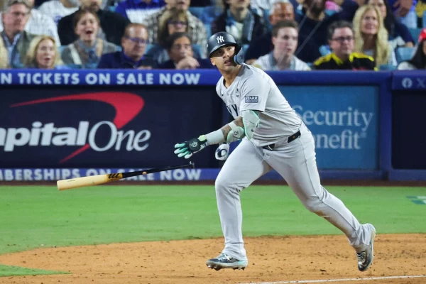 紐約洋基與洛杉磯道奇世界大賽首戰,托瑞斯(Gleyber Torres)9局上半敲出外野飛球一度造成爭議。法新社