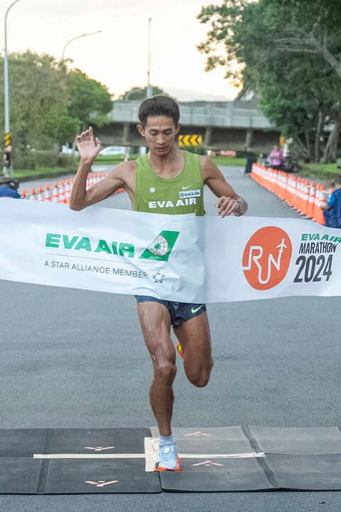 今年由印帝周庭印以1小時08分57秒奪得長榮航空城市觀光馬拉松半程馬拉松男子組冠軍。大會提供