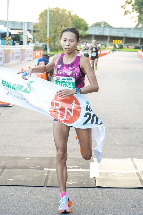 國內好手曹純玉今年以以1小時21分05奪得長榮航空城市觀光馬拉松半程馬拉松女子組冠軍。大會提供