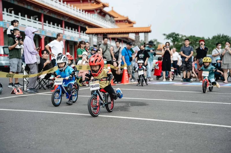 緊張刺激又萌翻全場的Kmc滑步車大賽。輪動台灣運動協會提供