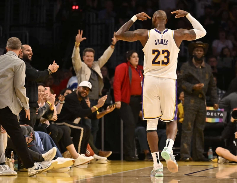 「詹皇」詹姆斯(LeBron James)打出瘋狂表現,在決勝節爆砍16分,全場轟進32分、14籃板、10助攻。法新社
