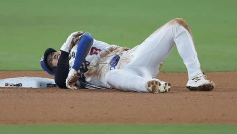 大谷翔平在一次盜壘時,左肩膀出現傷勢。法新社