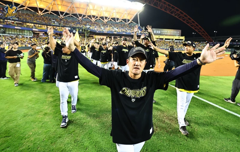 中信兄弟總教練平野惠一帶隊奪冠。（圖：中信兄弟提供）