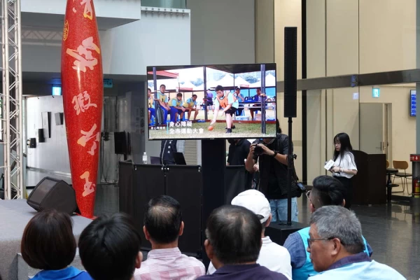 與會貴賓共同欣賞成果發表影片。台中運動局提供