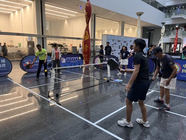 與會貴賓共同體驗匹克球酷運動。台中運動局提供