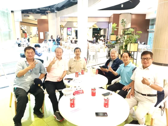 貿俊卿(右三)常和桃園區籃球老友聚會。籃球名人堂提供