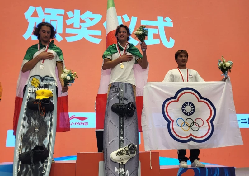 楊侑曄(右)奪下寬板滑世界錦標賽U18男組銅牌。官方提供