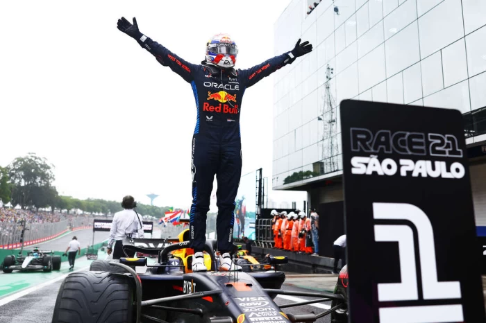 Max Verstappen在F1巴西大獎賽賽後於賽道區慶祝。Red Bull 提供