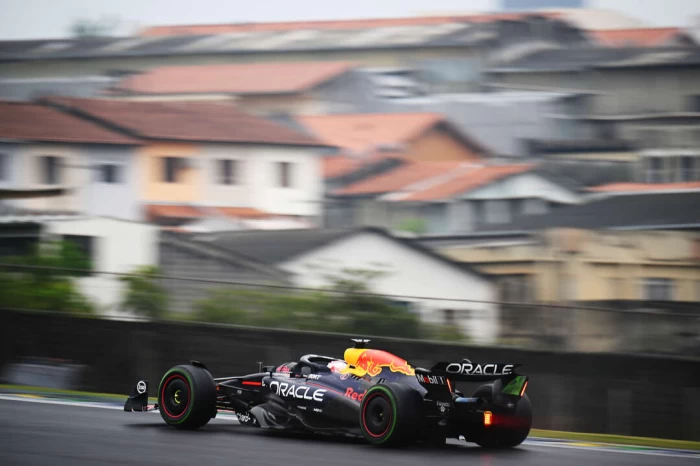 Red Bull 賽車手 Max Verstappen駕駛Rb20，在F1巴西大獎賽的於聖保羅的Jose Carlos Pace賽道中奪冠。Red Bull 提供