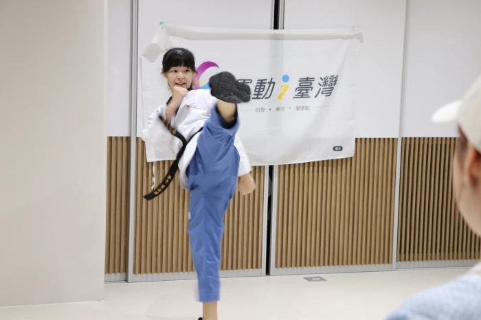 新北巡迴運動指導 跆拳道品勢好手黃品潔示範踢擊。新北市運動局提供