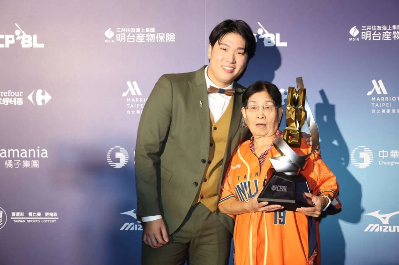 古林睿煬與阿嬤。記者李天助攝。