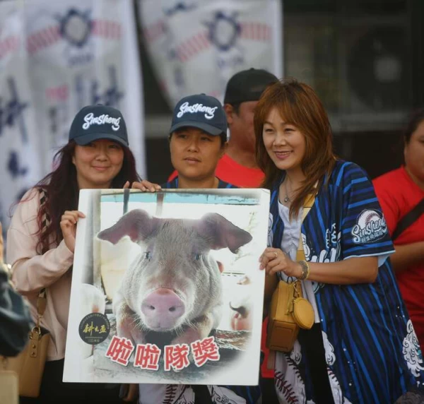 大會特別增設最佳啦啦隊獎可獲得1頭豬以及獎品。大會提供