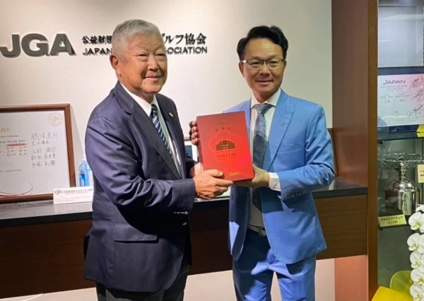 台日高球兩大巨頭王政松(右)與池谷正成(左)相見歡。官方提供