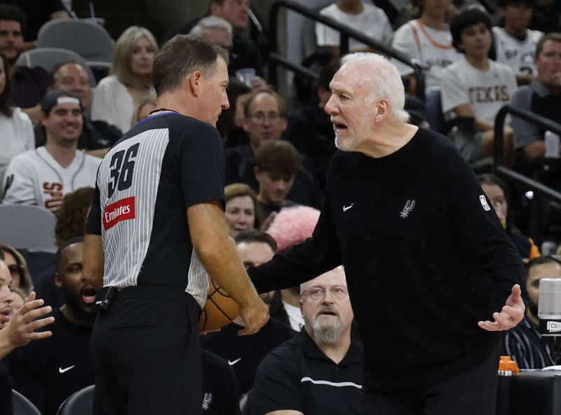 馬刺主帥波波維奇(Gregg Popovich,右)自1996年起執教「黑衫軍」至今已經28年。法新社