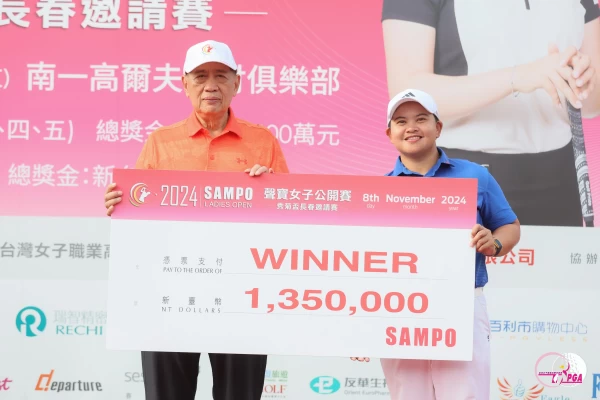 聲寶公司陳盛沺總裁左頒發冠軍獎金給帕查拉朱達。Tlpga提供／葉勇宏攝