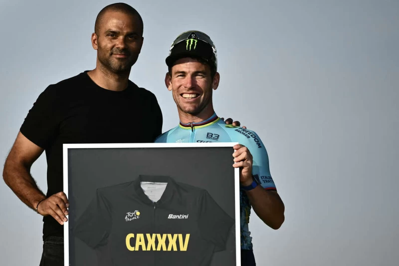 卡文迪許（Mark Cavendish，右）與NBA球星帕克。法新社