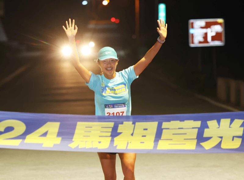 陳薪如2小時03分40秒奪得21k女子組第一名。大會提供