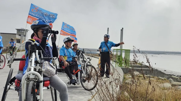 導覽人員在沿途為民眾駐點解說。官方提供
