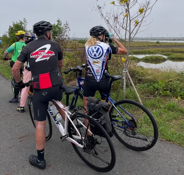 車道兩旁就有許多來訪的候鳥 大家邊騎車邊賞鳥。官方提供