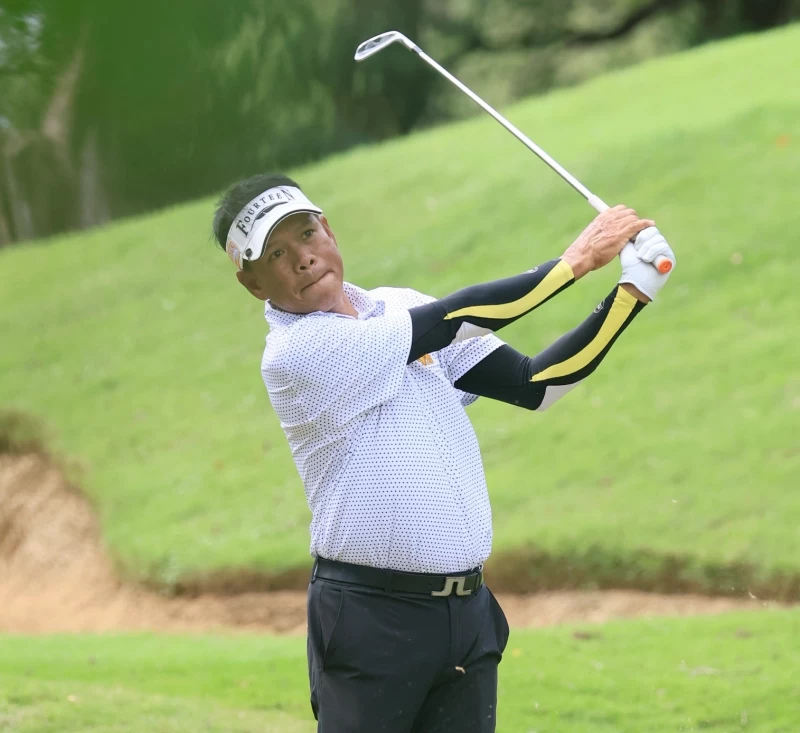 泰國高球好手托馬倫完成2024富邦長春公開賽第二輪後保有一桿領先優勢。大會提供