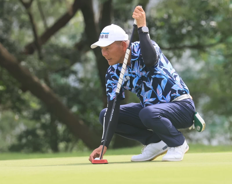 富邦金控贊助高球選手盧建順,今14日於2024富邦長春公開賽排名衝上第三,明日決賽將力抗領先的兩位泰國選手。大會提供