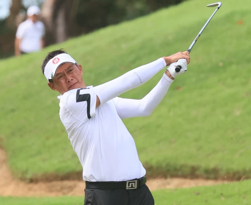 台灣高球選手連騼森今14日在第十洞利用六號鐵桿打出漂亮的一桿進洞。大會提供