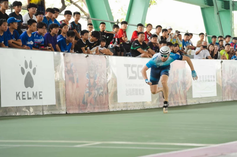 1千多人摘進場內看國外選手的表現。大會提供