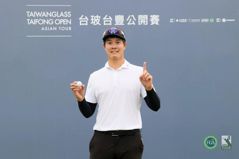 何勁宏於第八洞打出一桿進洞。Tpga／林聖凱攝影