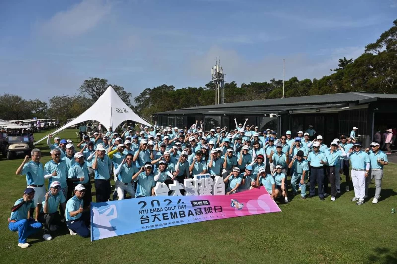 台大EMBA第四屆高球日賽前合影。官方提供