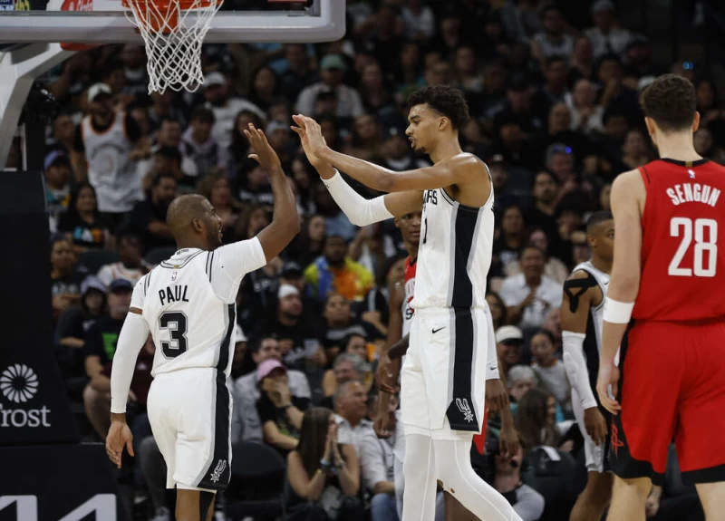 保羅(Chris Paul，左)的到來，即便個人數據無法過去相比，但其領袖氣質依舊帶領這班年輕隊友往正確道路前進。法新社