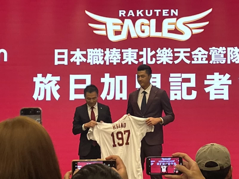 蕭齊正式加入樂天金鷲。記者劉峻誠攝