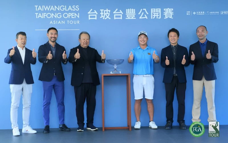 泰國選手蘇提帕奪冠和大會貴賓合影。鍾豐榮攝影