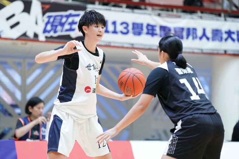 世新游沁樺20分17籃板另有3阻攻。大專體總提供