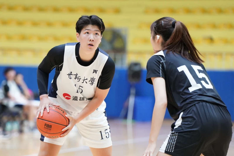 世新蔡佑蓮16分14籃板。大專體總提供