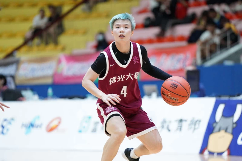 佛光李宜樺15分4助攻同場以5屆75場達成UBA生涯300助攻，為102學年度後女一級第三人。大專體總提供