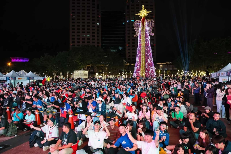 世界12強棒球賽民眾至新北市民廣場為中華隊加油。新北市政府體育局提供