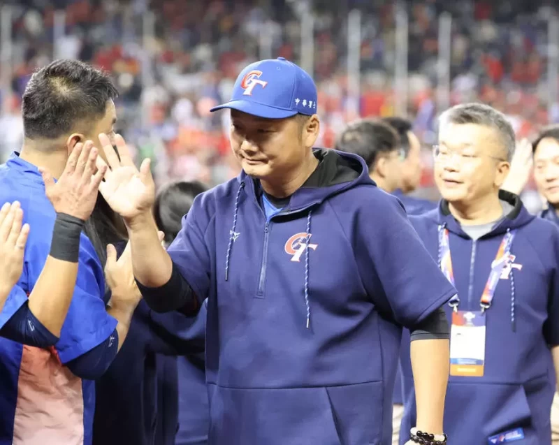 曾豪駒、蔡其昌擊敗澳洲後與球員擊掌。記者李天助攝