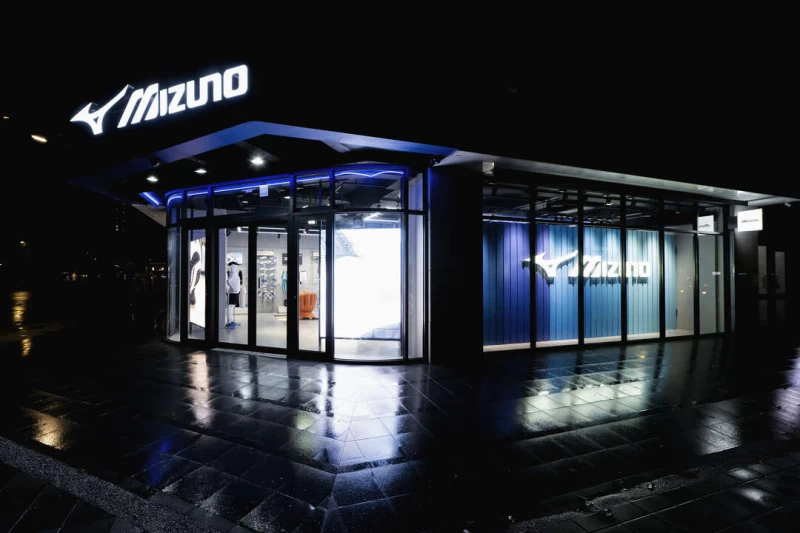 全新台灣Mizuno台北旗艦店插旗於台北市松山區，店點外觀充滿科技現代感。MIZUN O 美津濃提供