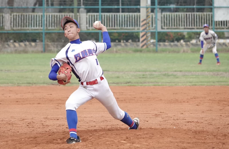 秀峰高中高佑杰先發5.2局被敲出6安打失1分拿下勝投。大會提供