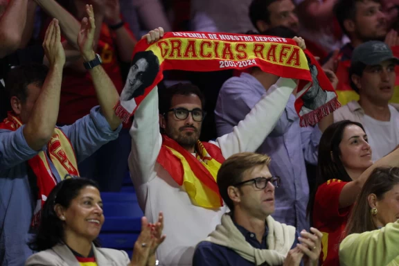 不少西班牙迷球都向納達爾舉出Gracias Rafa。法新社