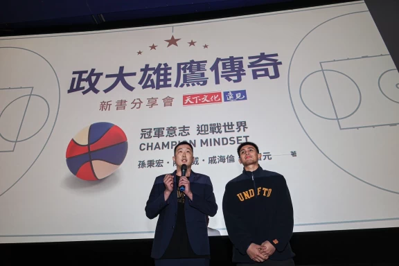 政大雄鷹籃球隊今晚在台北市國賓長春影城舉行「四連霸紀錄片首映暨《政大雄鷹傳奇》新書發表會」。官方提供