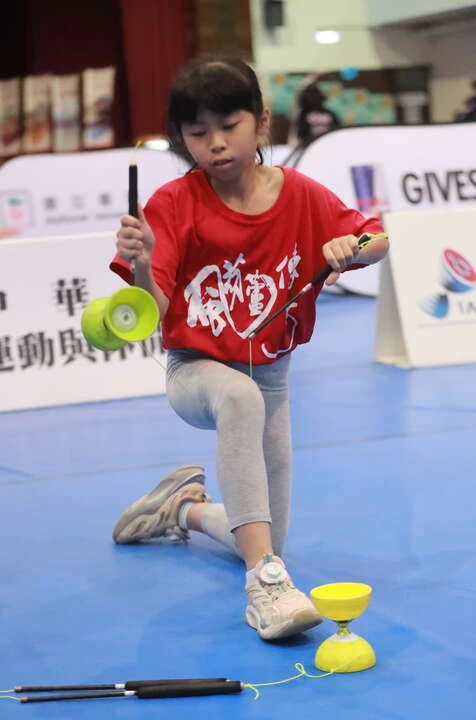 國小女子高年級組南投嘉和國小陳香慈一分鐘埋首繞出264下佳績，是昨天包括國高中大學各組的最佳成績成為今年賽會的競速女王。國立臺南大學提供