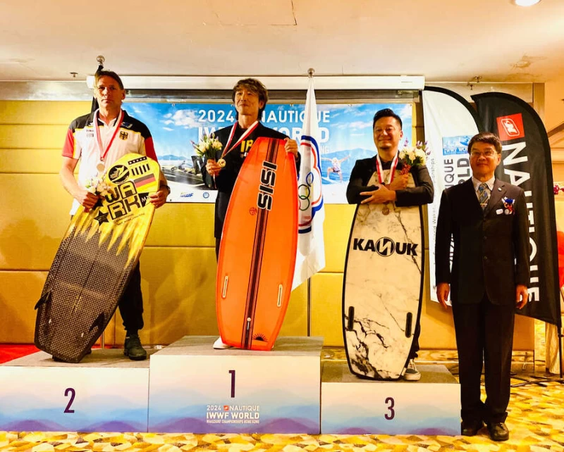 林昊廷與楊長峯奪下快艇衝浪 Veteran Men Wake Surf金牌與銀牌。官方提供