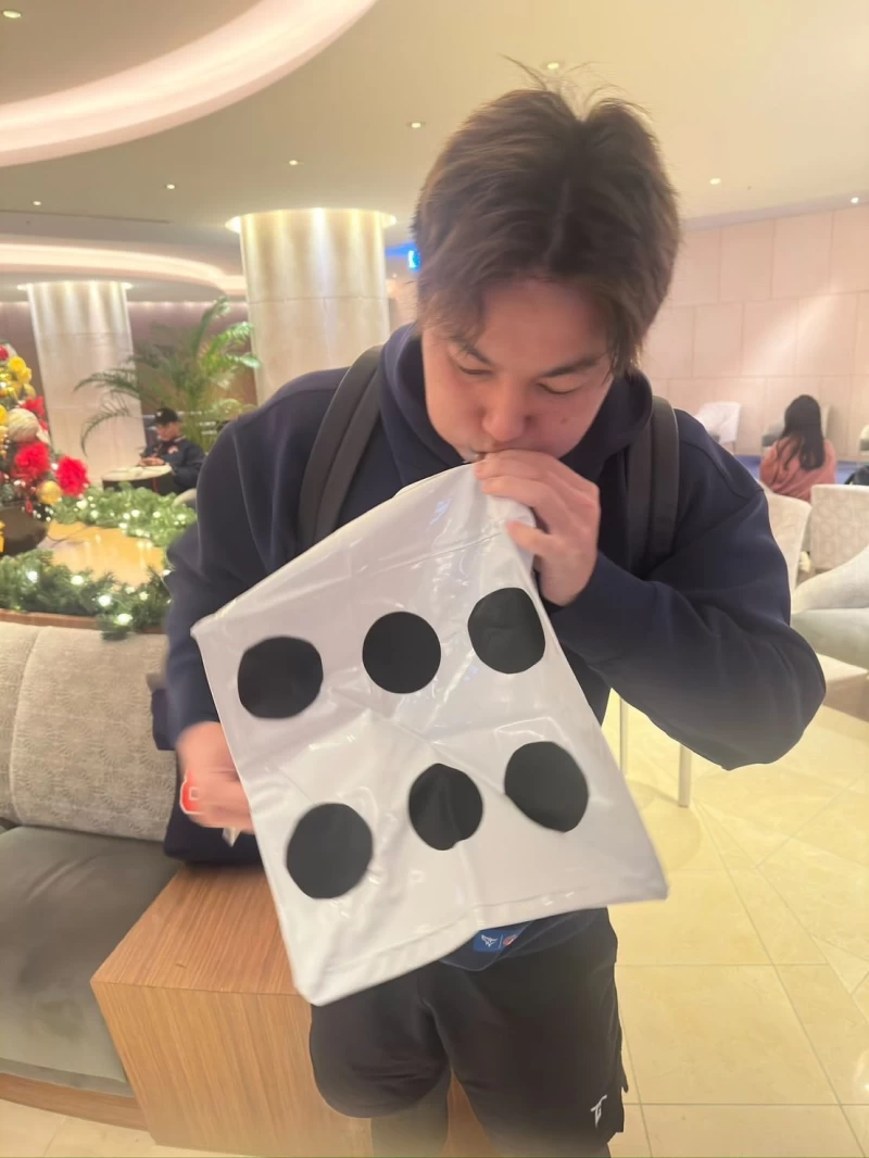 郭俊麟為骰子吹氣。郭俊麟Threads