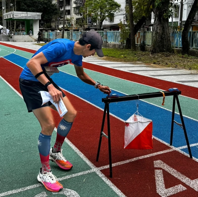 前聽障由車選手莊詠智率先抵達終點。定向越野協會提供