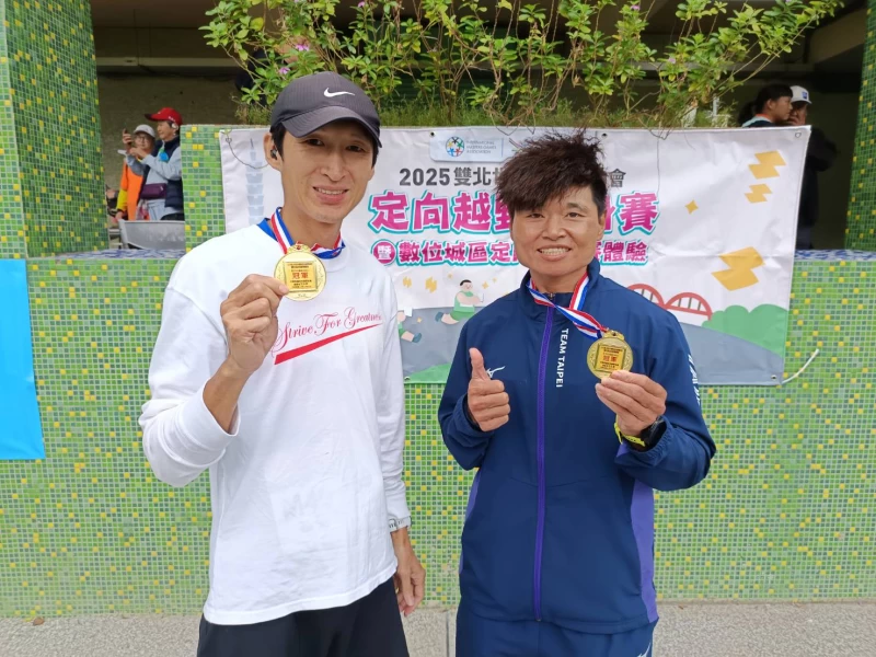 聽障選手莊詠智(左）、郭嘉秘跑出男女子組最佳成績。定向越野協會提供