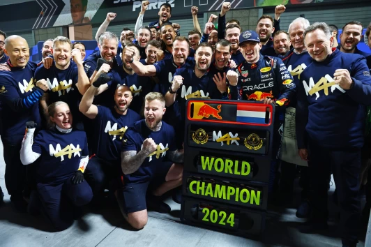 Red Bull 車隊車手 Max Verstappen與團隊共同慶祝2024賽季F1車手冠軍。Red Bull 提供
