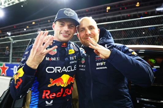 Red Bull 車隊 Max Verstappen 賽後與賽事工程師 Gianpiero Lambiase 合影。Red Bull 提供