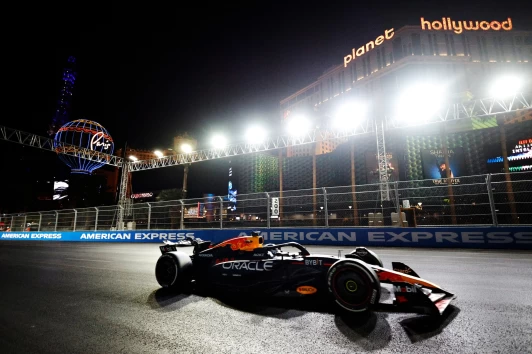 Red Bull 車隊冠軍車手 Max Verstappen 駕駛 Rb20 馳騁於拉斯維加斯街道賽道。Red Bull 提供